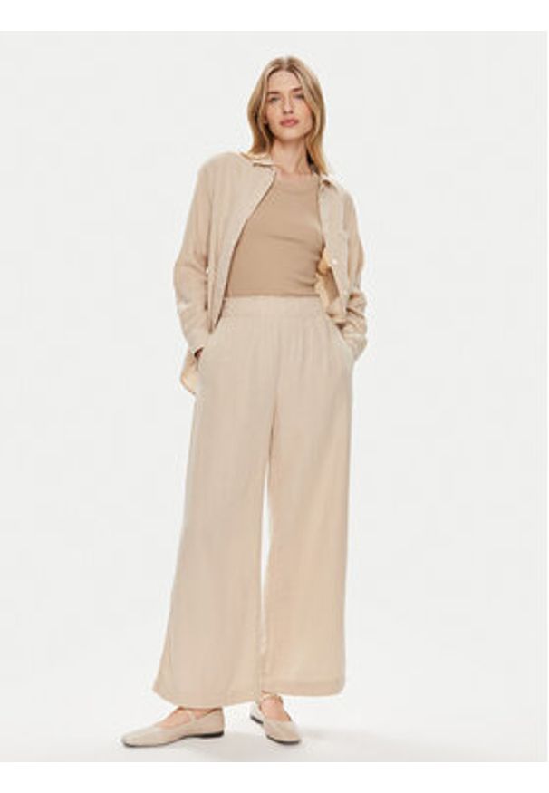 GAP - Gap Spodnie materiałowe 855967-01 Beżowy Relaxed Fit. Kolor: beżowy. Materiał: bawełna