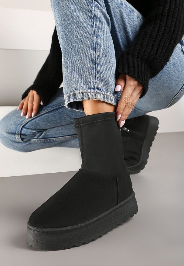 Born2be - Czarne Śniegowce na Płaskiej Podeszwie ze Skarpetową Cholewką Sevinae. Okazja: na co dzień. Kolor: czarny. Materiał: jeans. Szerokość cholewki: normalna. Sezon: zima, jesień. Obcas: na płaskiej podeszwie. Styl: casual