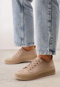 Renee - Ciemnobeżowe Trampki z Imitacji Zamszu na Żłobionej Podeszwie Nivenatia. Kolor: beżowy. Materiał: zamsz. Styl: elegancki #1