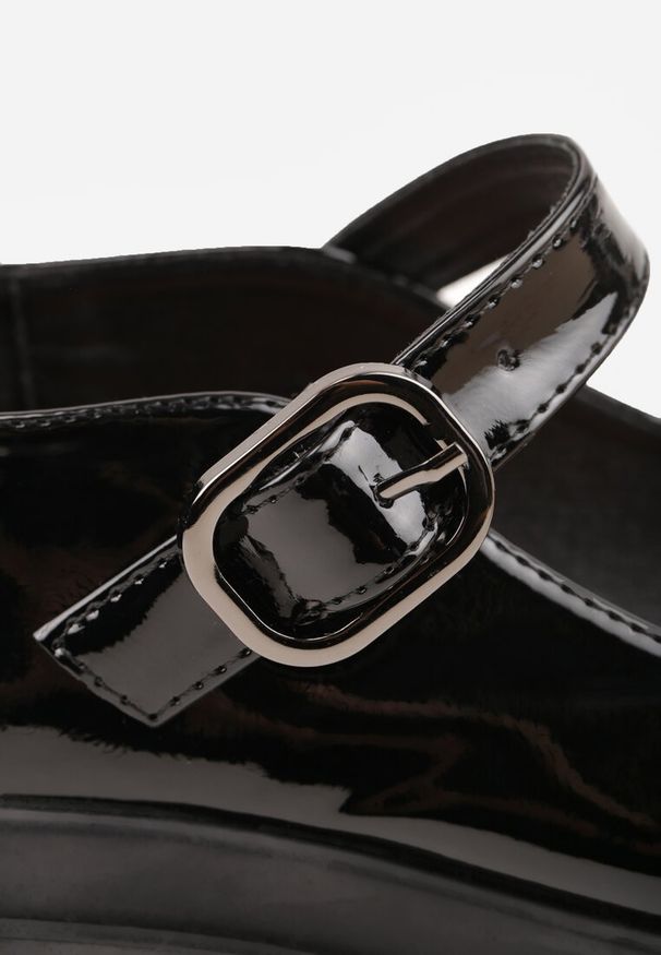 Renee - Czarne Półbuty Lakierowane na Platformie i Słupku w Stylu Mary Jane Omela. Okazja: do pracy, na spotkanie biznesowe. Zapięcie: sprzączka. Kolor: czarny. Materiał: lakier. Obcas: na platformie. Styl: wizytowy, klasyczny, biznesowy, elegancki