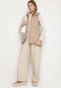 Born2be - Beżowa Casualowa Kamizelka z Kapturem i Pikowanymi Przeszyciami Caletta. Okazja: na co dzień. Typ kołnierza: kaptur. Kolor: beżowy. Materiał: jeans. Styl: casual #3