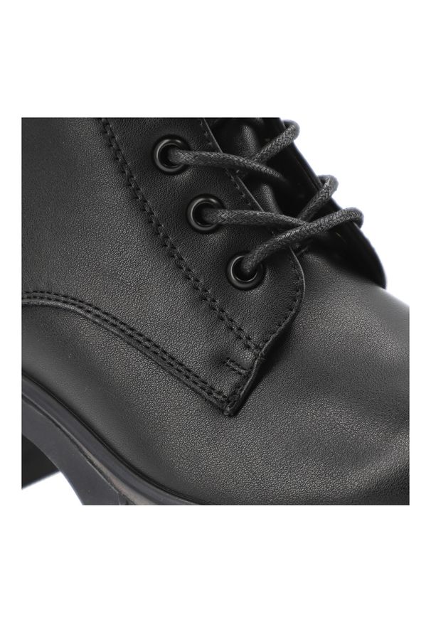Kozaki damskie Vinceza, skórzane licowe z wysoką sznurowaną cholewką na klocku i na zamek, czarne, 66804. Okazja: na co dzień. Zapięcie: sznurówki, zamek. Kolor: czarny. Szerokość cholewki: normalna. Wzór: moro. Wysokość cholewki: przed kolano. Materiał: skóra. Sezon: jesień, zima. Obcas: na obcasie. Styl: rockowy, elegancki, militarny, casual. Wysokość obcasa: średni