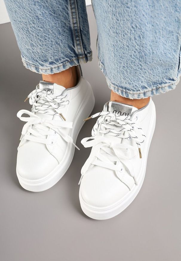 Renee - Biało-Srebrne Sneakersy z Podwójnym Sznurowaniem Zdivoria. Kolor: biały