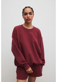 Marsala - Bluza typu oversize w kolorze BURGUNDY- KOS-UNI. Materiał: dresówka, bawełna, dzianina, jeans. Wzór: gładki. Styl: klasyczny