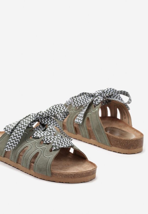 Renee - Zielone Klapki na Niskiej Platformie z Ozdobną Sznurówką Tribia. Okazja: na spacer. Kolor: zielony. Obcas: na platformie. Styl: klasyczny