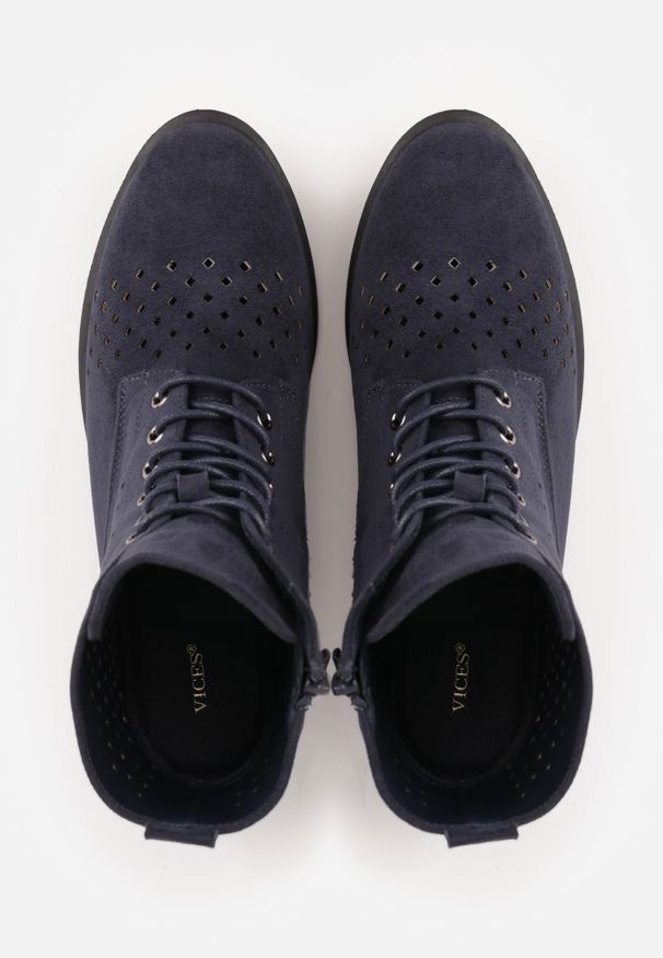 Renee - Granatowe Botki VICES z Ażurowymi Zdobieniami w Stylu Retro Limoni. Okazja: na co dzień. Zapięcie: sznurówki. Kolor: niebieski. Materiał: jeans. Szerokość cholewki: normalna. Wzór: ażurowy, aplikacja. Styl: retro