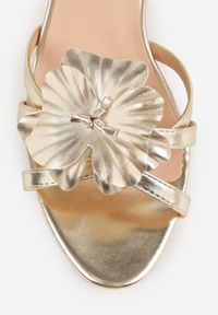 Renee - Złote Klapki na Szpilce z Ozdobnym Kwiatkiem Brialora. Okazja: na co dzień. Kolor: złoty. Materiał: jeans. Wzór: kwiaty. Sezon: wiosna, lato. Obcas: na szpilce. Styl: casual #6