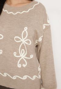 Born2be - Beżowy Sweter z Wiskozą Ozdobiony Haftem Senorwen. Okazja: na co dzień. Kolor: beżowy. Materiał: wiskoza. Wzór: aplikacja, haft. Styl: sportowy, klasyczny, elegancki, casual #3