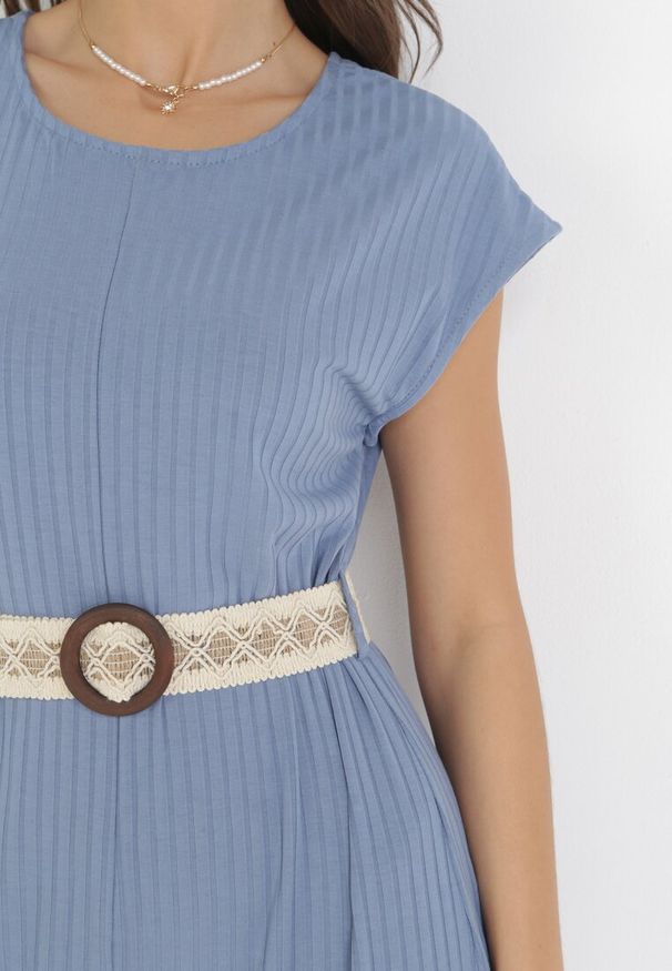 Born2be - Niebieski Kombinezon z Paskiem Thalaera. Kolor: niebieski. Materiał: prążkowany, dzianina. Długość rękawa: krótki rękaw. Długość: krótkie. Wzór: jednolity. Sezon: lato. Styl: boho