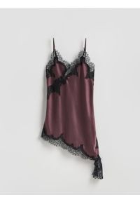Reserved - Asymetryczna sukienka mini - burgundowy. Kolor: czerwony. Materiał: tkanina. Wzór: gładki. Typ sukienki: asymetryczne. Długość: mini #1