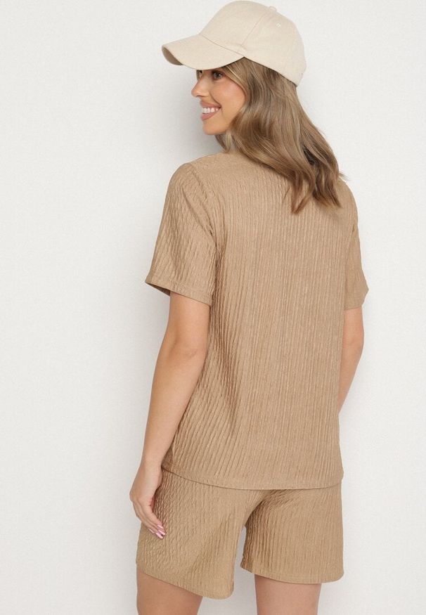 Born2be - Beżowy Komplet Koszulka i Szorty z Tłoczonym Wzorem Halinnaia. Kolor: beżowy