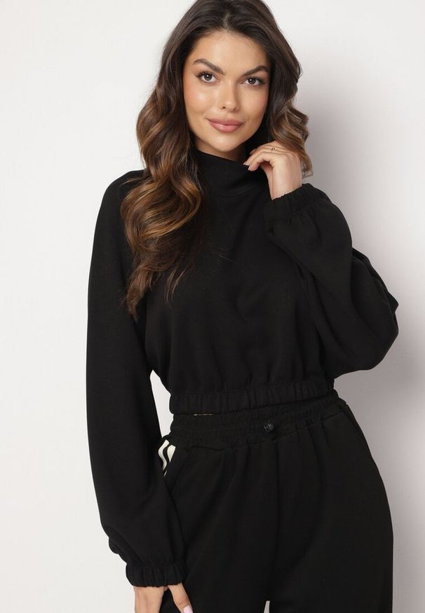 Born2be - Czarna Bluza o Krótkim Fasonie ze Stójką Benatha. Typ kołnierza: kołnierzyk stójkowy. Kolor: czarny. Długość rękawa: długi rękaw. Długość: krótkie