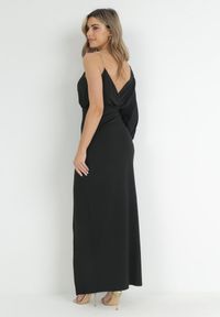 Born2be - Czarna Asymetryczna Sukienka Maxi na Jedno Ramię z Łańcuszkiem Przy Ramieniu Kesilli. Kolor: czarny. Materiał: wiskoza. Sezon: lato. Typ sukienki: asymetryczne. Styl: elegancki. Długość: maxi #4