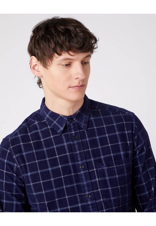 Wrangler - WRANGLER LS 1PKT SHIRT MĘSKA KOSZULA W KRATĘ DŁUGI RĘKAW PATRIOT BLUE W5AE4AX5H 112130095. Długość rękawa: długi rękaw. Długość: długie