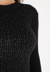Born2be - Czarny Sweter Prążkowany z Cyrkoniami Romivra. Okazja: na co dzień. Kolor: czarny. Materiał: prążkowany. Długość rękawa: długi rękaw. Długość: długie. Styl: casual, elegancki #7