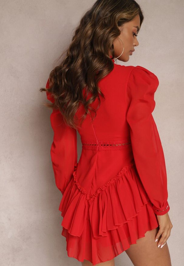 Renee - Czerwona Rozkloszowana Sukienka Kombinezon Taliowany z Falbankami i Koronką Pokisa. Typ kołnierza: kołnierz z falbankami. Kolor: czerwony. Materiał: koronka. Wzór: koronka