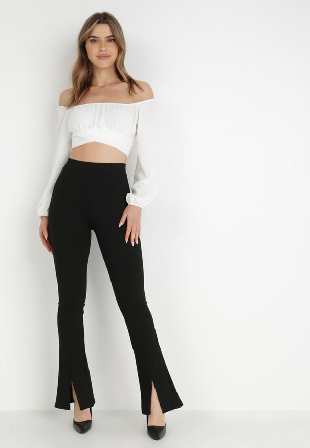 Born2be - Czarne Spodnie o Kroju Dzwonów z Ozdobnymi Rozcięciami Telocus. Okazja: na co dzień. Kolor: czarny. Materiał: wiskoza, bawełna. Styl: elegancki, casual