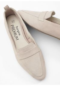 bonprix - Loafersy ze skóry welurowej. Kolor: beżowy. Materiał: welur, skóra. Styl: elegancki #2