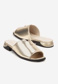 Born2be - Złote Klapki Vices z Ozdobnym Wycięciem i Aplikacją Tiladea. Okazja: na co dzień. Kolor: złoty. Wzór: aplikacja. Styl: elegancki, casual #3