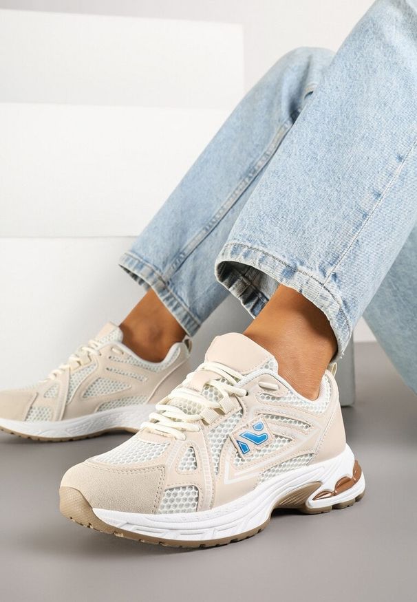 Renee - Beżowe Sneakersy Ozdobione Geometrycznym Motywem Tasoti. Okazja: na co dzień. Kolor: beżowy. Wzór: aplikacja, geometria