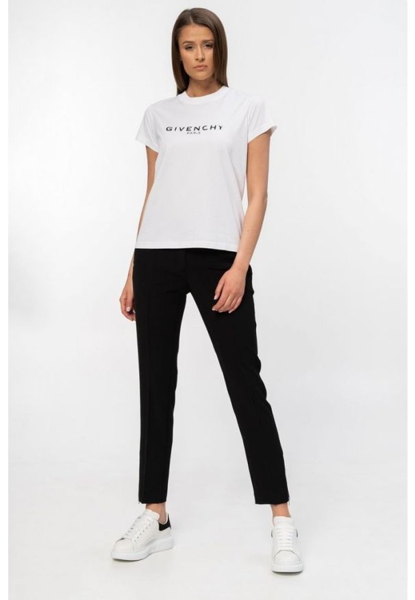 Givenchy - GIVENCHY Biały t-shirt damski z czarnym logo vintage, Rozmiar L. Kolor: biały. Materiał: prążkowany, bawełna. Wzór: aplikacja. Styl: vintage