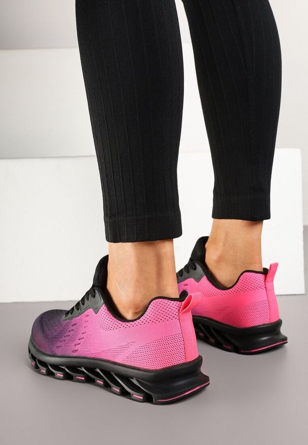 Born2be - Czarno-Fuksjowe Buty Sportowe Sneakersy z Tłoczoną Podeszwą Leathrose. Okazja: na co dzień. Zapięcie: sznurówki. Kolor: czarny. Materiał: jeans. Sezon: lato, wiosna