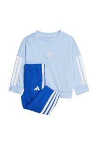 Adidas - Zestaw Essentials Joggers Kids. Okazja: na uczelnię. Kolor: niebieski, wielokolorowy, biały. Materiał: dresówka, materiał. Styl: sportowy #1