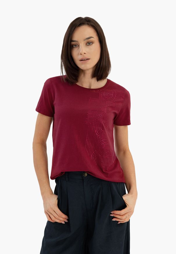 Volcano - T-ASH. Kolor: różowy. Materiał: tkanina, bawełna, materiał. Długość rękawa: krótki rękaw. Długość: krótkie. Wzór: geometria, nadruk, aplikacja. Styl: elegancki, klasyczny