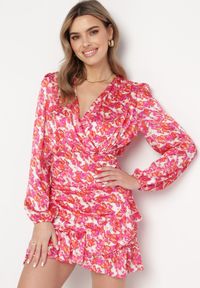 Born2be - Różowa Mini Sukienka Marszczona o Kopertowym Kroju z Lekką Falbanką Xarsa. Kolor: różowy. Typ sukienki: kopertowe. Długość: mini #5