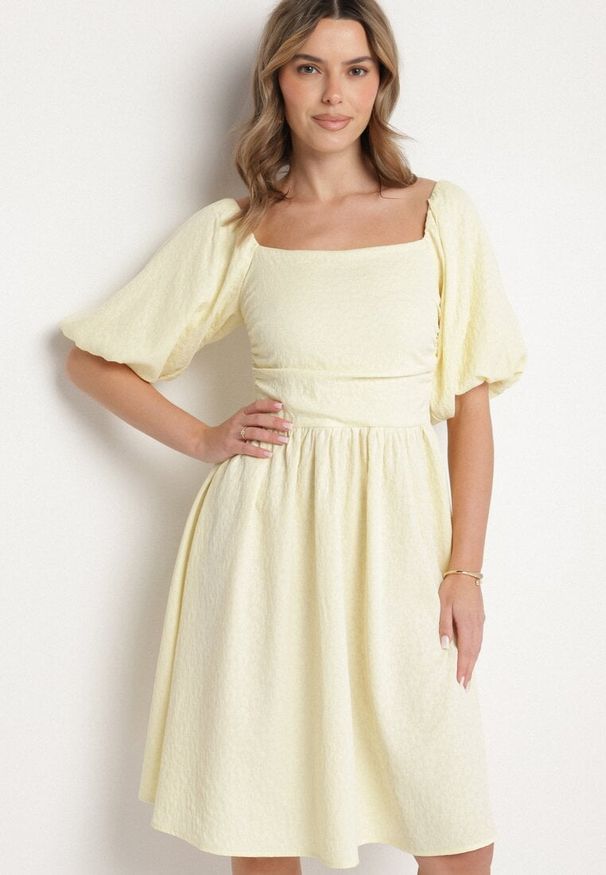 Born2be - Żółta Sukienka o Rozkloszowanym Kroju z Bufiastymi Rękawami Maradora. Okazja: na co dzień. Typ kołnierza: dekolt kwadratowy. Kolor: żółty. Styl: casual