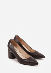 Born2be - Brązowe Klasyczne Czółenka na Słupku ze Skórzaną Wkładką i Metaliczną Ozdobą Bralita. Nosek buta: otwarty. Kolor: brązowy. Materiał: skóra. Wzór: aplikacja. Obcas: na słupku. Styl: klasyczny. Wysokość obcasa: średni #4