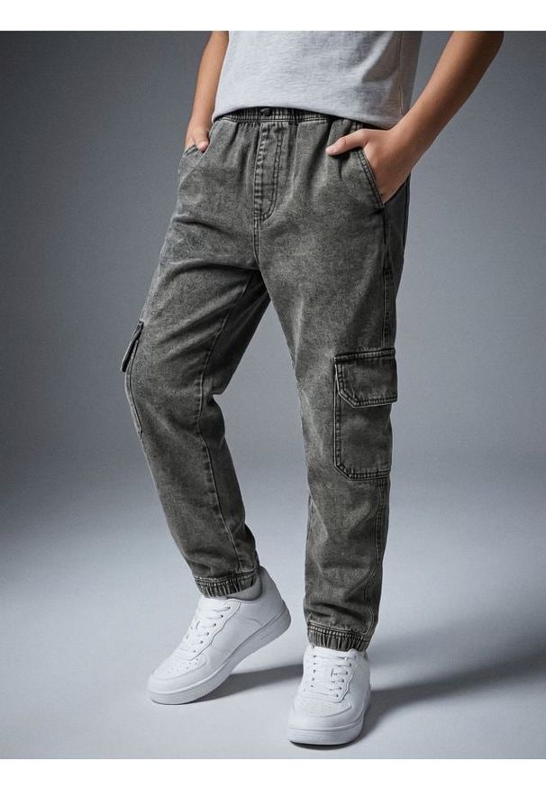 Sinsay - Jeansy jogger z efektem sprania - szary. Kolor: szary