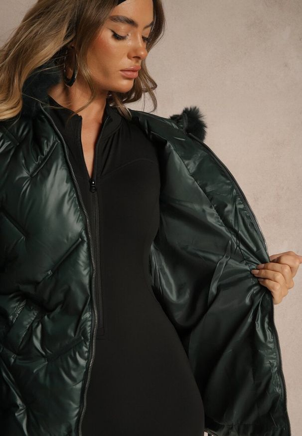 Renee - Ciemnozielona Kurtka z Ozdobnym Pikowaniem i Kapturem z Futrem Naliavea. Okazja: na co dzień. Kolor: zielony. Materiał: futro. Styl: casual, elegancki