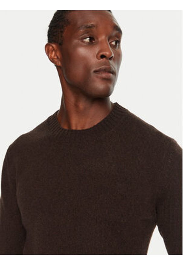 AMI PARIS - AMI Paris Sweter HKS057005 Brązowy Regular Fit. Kolor: brązowy. Materiał: kaszmir
