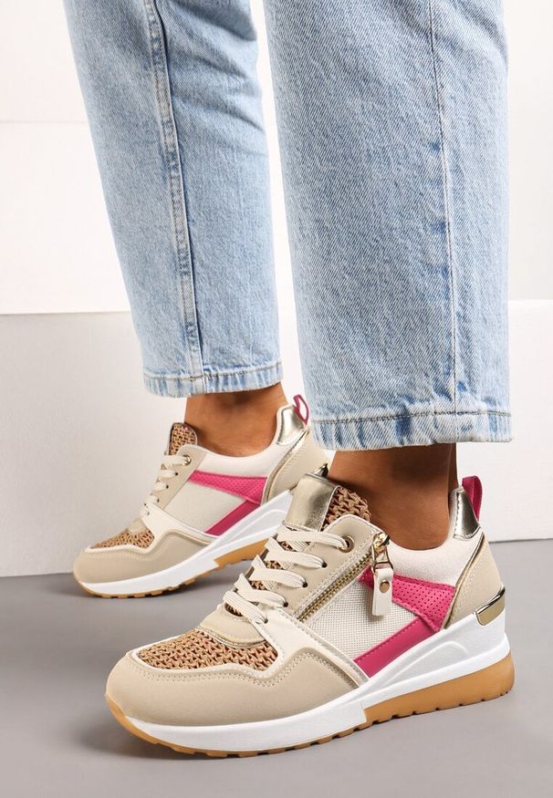Born2be - Beżowo-Różowe Sneakersy na Koturnie z Suwakiem i Ozdobnymi Naszywkami Jelenia. Nosek buta: okrągły. Zapięcie: sznurówki. Kolor: beżowy. Materiał: materiał. Wzór: aplikacja. Obcas: na koturnie. Wysokość obcasa: średni