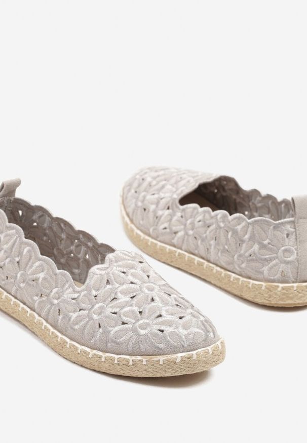 Born2be - Szare Ażurowe Espadryle Vices w Kwiatowy Wzór z Plecionki Donavia. Okazja: na co dzień, na spacer. Kolor: szary. Wzór: ażurowy, kwiaty. Sezon: lato, wiosna. Obcas: na obcasie. Styl: elegancki, casual. Wysokość obcasa: niski