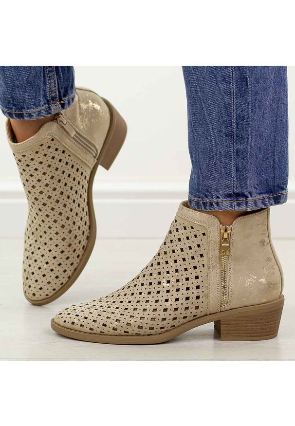 Złote botki damskie na obcasie M.Daszyński 2353-17. Kolor: złoty. Materiał: skóra. Szerokość cholewki: normalna. Sezon: wiosna, jesień, lato. Obcas: na obcasie. Styl: elegancki, klasyczny. Wysokość obcasa: niski