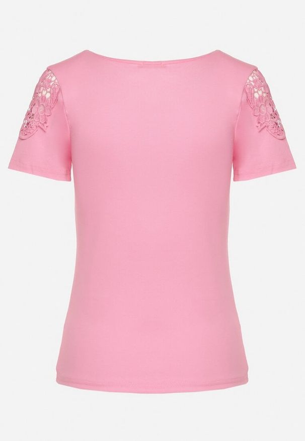 Born2be - Fuksjowy Bawełniany T-shirt z Łańcuszkiem i Koronką Liraveira. Okazja: na co dzień. Typ kołnierza: okrągły. Kolor: różowy. Materiał: bawełna, koronka. Długość rękawa: krótki rękaw. Długość: krótkie. Wzór: koronka. Styl: klasyczny, elegancki, casual