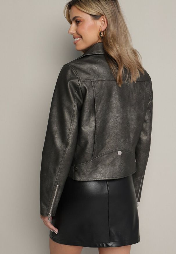 Born2be - Ciemnoszara Kurtka Ramoneska z Kieszeniami i Paskiem z Klamrą Polvila. Okazja: na co dzień. Kolor: szary. Materiał: jeans. Długość rękawa: długi rękaw. Długość: długie. Styl: rockowy, elegancki, klasyczny, casual