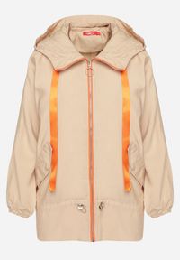 Born2be - Ciemnobeżowa Kurtka Jednorzędowa z Bawełną Kapturem i Wstążką Zakończona Ściągaczem Martinis. Okazja: na co dzień. Kolor: beżowy. Materiał: bawełna. Wzór: aplikacja. Styl: casual, elegancki, klasyczny #7