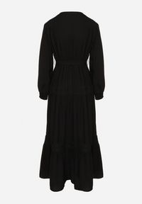 Born2be - Czarna Rozkloszowana Sukienka z Wiskozy z Wiązanym Paskiem i Koronką Reivoria. Okazja: na spacer, na co dzień. Typ kołnierza: dekolt w kształcie V. Kolor: czarny. Materiał: wiskoza, koronka. Długość rękawa: długi rękaw. Wzór: koronka. Styl: casual, klasyczny #4