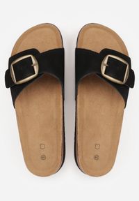 Renee - Czarne Klapki z Zamszu Naturalnego na Korkowej Platformie z Klamrą Ariessea. Kolor: czarny. Materiał: zamsz. Sezon: lato. Obcas: na platformie. Styl: elegancki #2