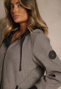 Renee - Jasnobrązowa Pudełkowa Kurtka z Kapturem Tulimera. Okazja: na co dzień. Typ kołnierza: kaptur. Kolor: brązowy. Materiał: jeans. Styl: sportowy, casual