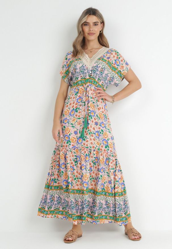 Born2be - Różowo-Niebieska Sukienka Maxi z Guzikami i Koronkowym Dekoltem Cristyn. Kolor: różowy. Materiał: koronka. Sezon: wiosna, lato. Długość: maxi