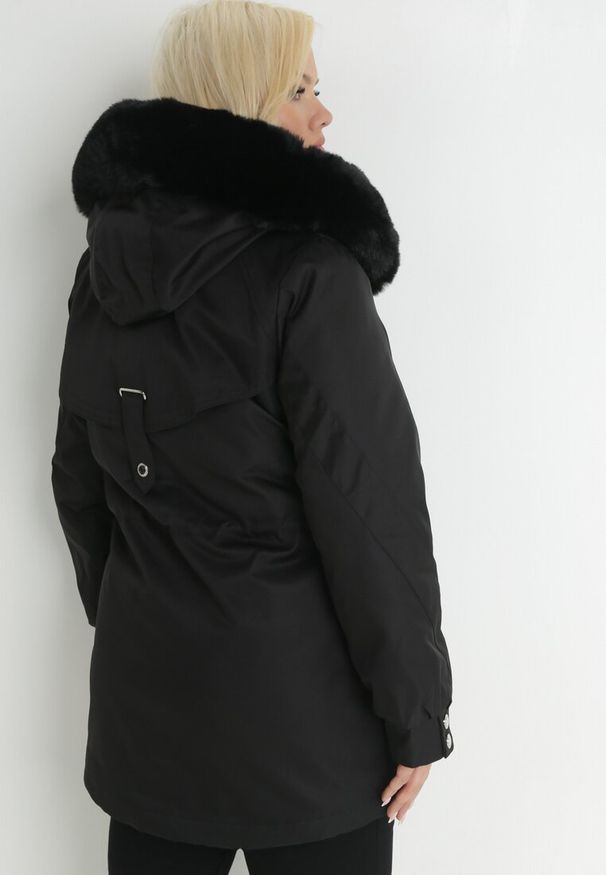 Born2be - Czarna Kurtka Parka Nylonowa Deseyi. Okazja: na spacer. Kolekcja: plus size. Kolor: czarny. Materiał: nylon. Sezon: zima. Styl: klasyczny, elegancki