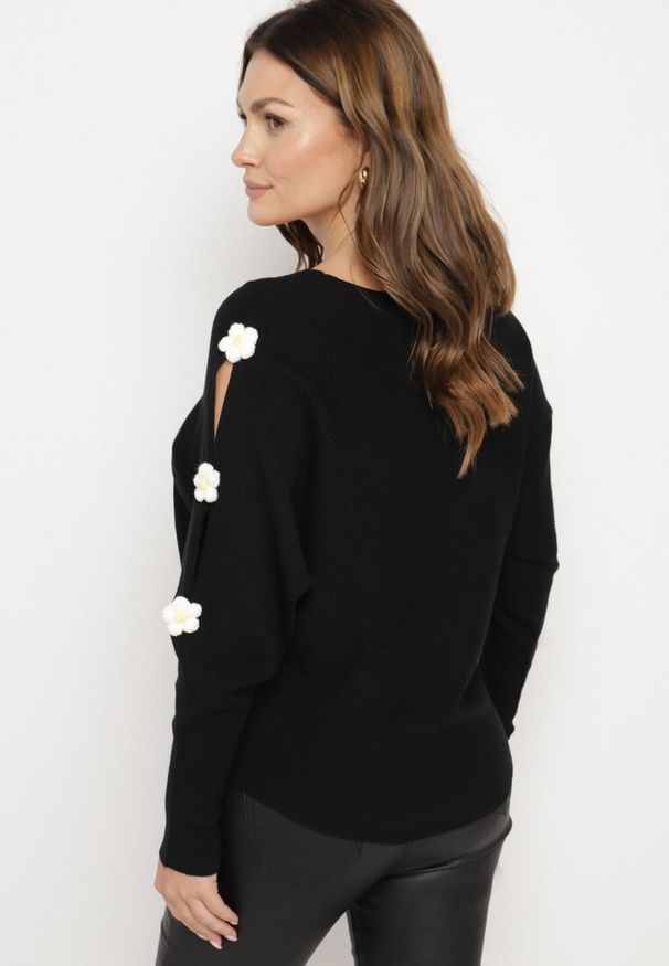 Born2be - Czarny Sweter z Wiskozą i Wycięciami przy Rękawach Evancia. Okazja: na spotkanie biznesowe, do pracy, na co dzień. Kolor: czarny. Materiał: wiskoza. Styl: klasyczny, biznesowy, casual, elegancki