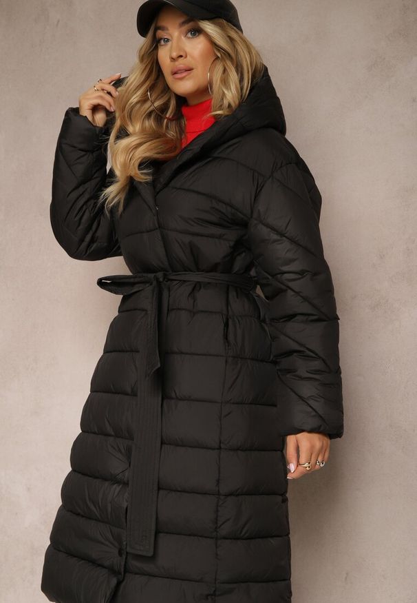 Renee - Czarna Kurtka z Pikowanym Przeszyciem i Kapturem Zapinana na Napy i Wiązana w Talii Tiliola. Okazja: na spacer, na co dzień. Kolor: czarny. Materiał: jeans. Styl: wizytowy, casual, klasyczny, elegancki