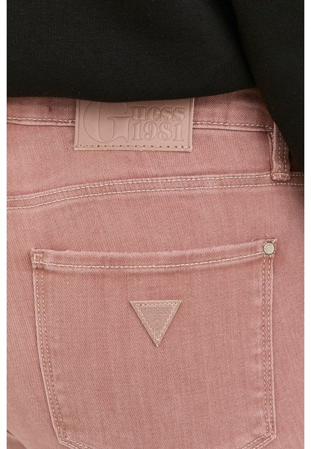 Guess jeansy damskie medium waist. Kolor: różowy