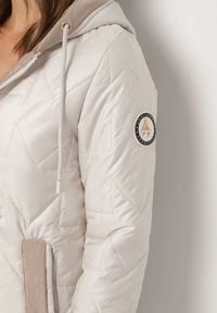 Born2be - Jasnoszara Pikowana Kurtka z Kapturem i Przedłużonym Tyłem Tulara. Okazja: na co dzień. Typ kołnierza: kaptur. Kolor: szary. Materiał: jeans. Wzór: aplikacja. Styl: casual, elegancki #7