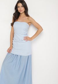Born2be - Niebieska Koktajlowa Sukienka Typu Bandeau z Marszczeniem Izelessa. Okazja: na imprezę. Kolor: niebieski. Styl: wizytowy #3